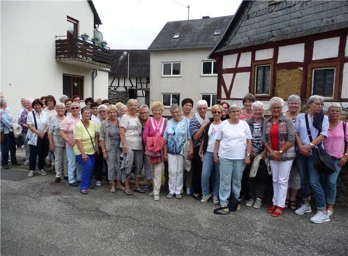 Die Gruppe vor dem "Heimathaus an de Brick" in Gehlweiler. privat