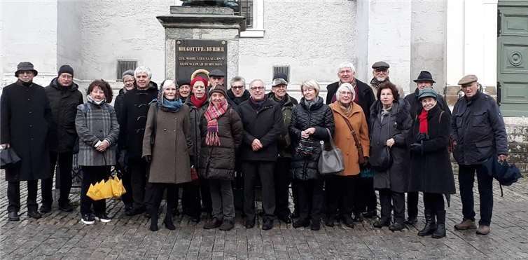 Die Gruppe vor dem Herder-Denkmal in Weimar.privat