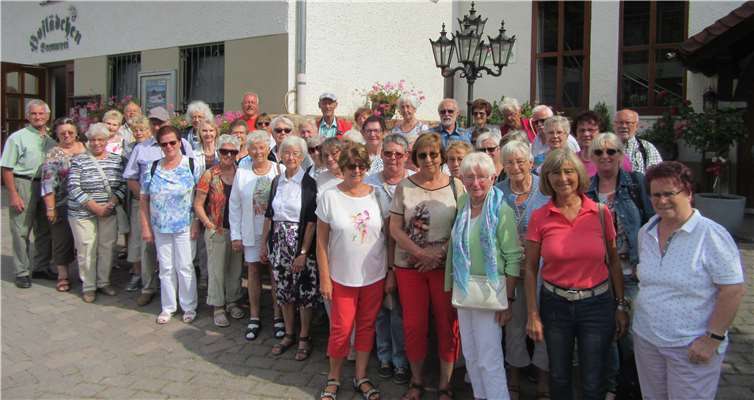 Die Gruppe vor dem Landgasthof zusammen mit Seniorchef Herr Schultes (vorne links) und die Vorsitzende (vorne, zweite von rechts). Foto: privat