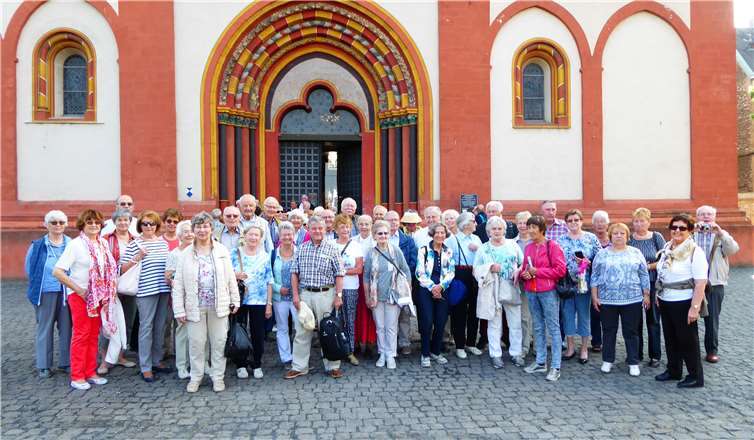 Die Gruppe vor dem Limburger Dom. privat