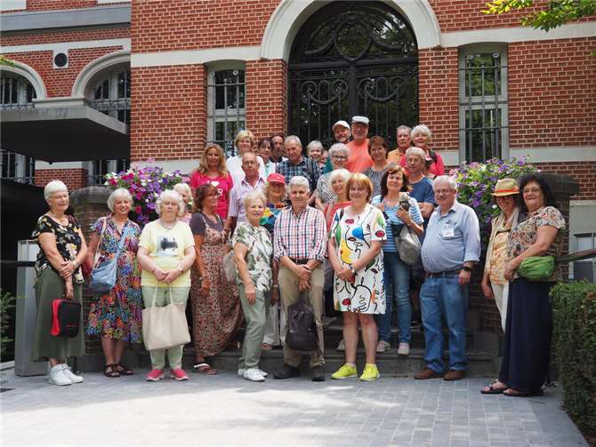 Die Gruppe vor dem „Lokaal Dienstencentrum Antverpia.  Foto: Wolfgang Horrmann