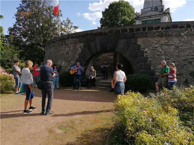 Die Gruppe vor dem Monument General Hoche.Quelle: Stadt Weißenthurm
