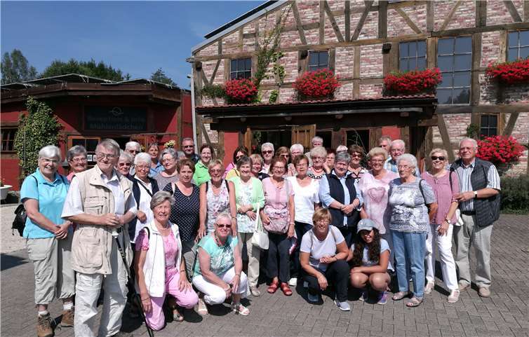 Schöne Eindrücke im historischem Mühlenmuseum Die Gruppe vor dem Mühleneingang.privat