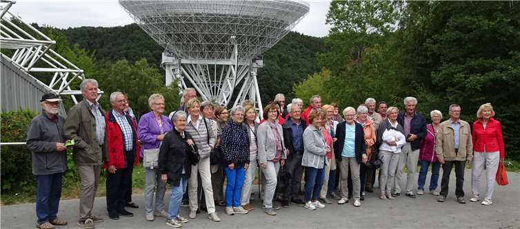 Die Gruppe vor dem Radioteleskop Effelsberg. privat
