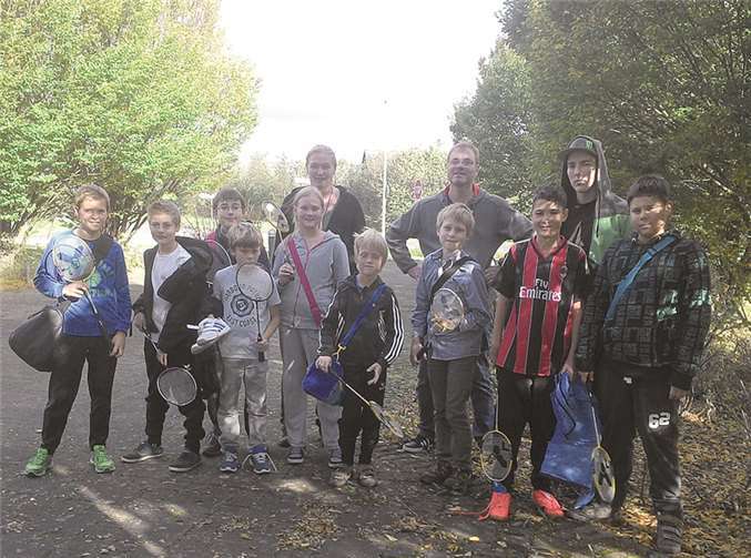 Die Gruppe vor dem Rheinbacher Sportpark nach dem Badmintonspielen mit den Betreuern.privat