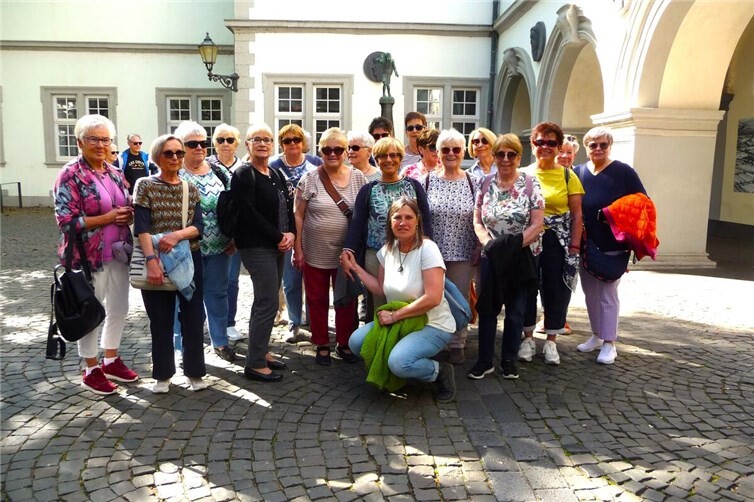 Die Gruppe vor dem Schängelbrunnen.