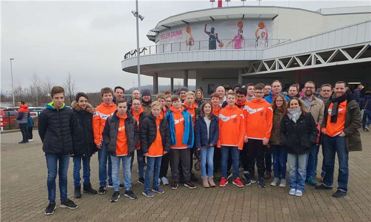 Die Gruppe vor dem Spiel vor dem Telekom Dome.  JSG Pellenz
