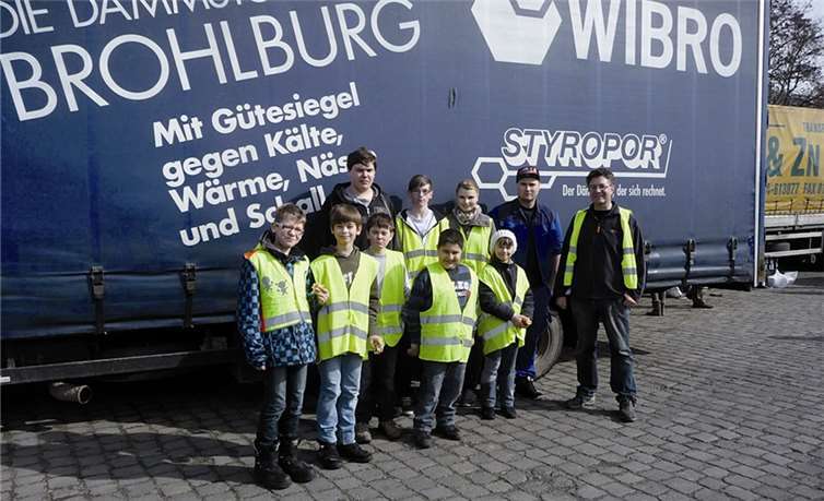 Die Gruppe vor dem Verladen in Andernach.privat