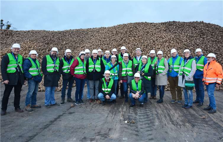 Die Gruppe vor dem Vorrat an Zuckerrüben für ein Wochenende. Thomas Urbaniak