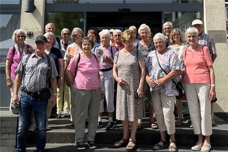 Ein Besuch am romantischen Rhein, bei Willy und in Little Britain Die Gruppe vor dem Willy-Brandt-Forum in Unkel. Foto: privat