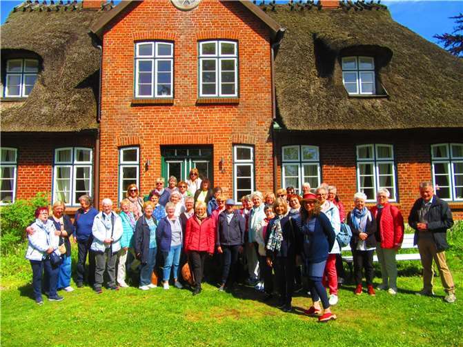 Die Gruppe vor dem Wohnhaus von Uta Janbeck auf dem Terrain des „FAIRhauses Janbeck“. Foto: privat