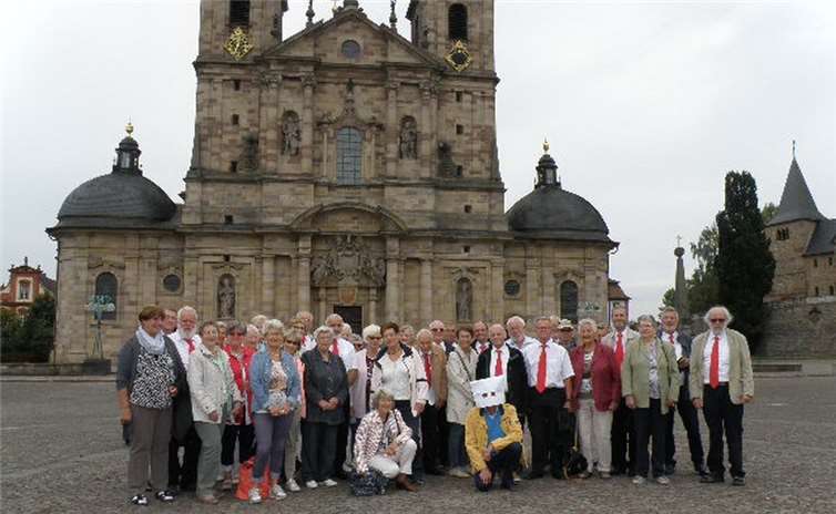 Die Gruppe vor dem barocken Dom in Fulda.privat