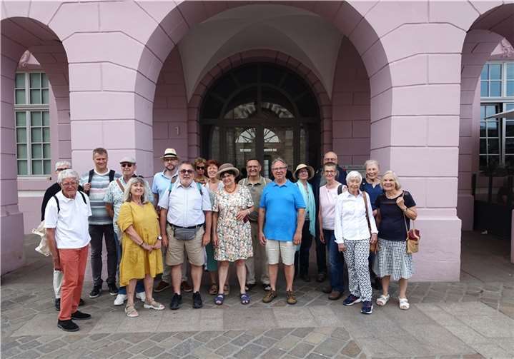 Die Gruppe vor dem barocken Palais auf dem Domfreihof. Foto: privat