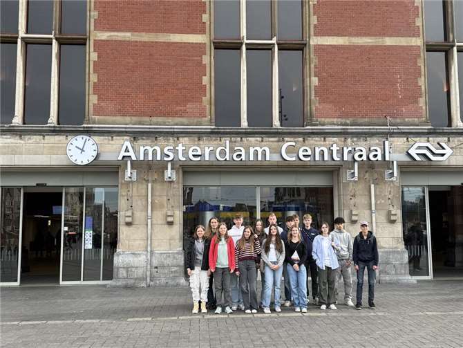 Die Gruppe vor dem historischen Bahnhof Amsterdam Centraal – Startpunkt ihrer Erkundungstour. Foto: GiK