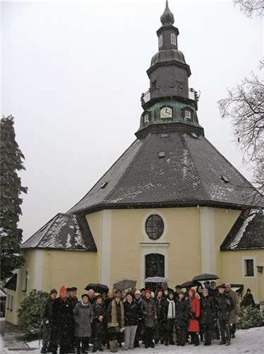 Die Gruppe vor der Bergkirche in Seiffen.Privat