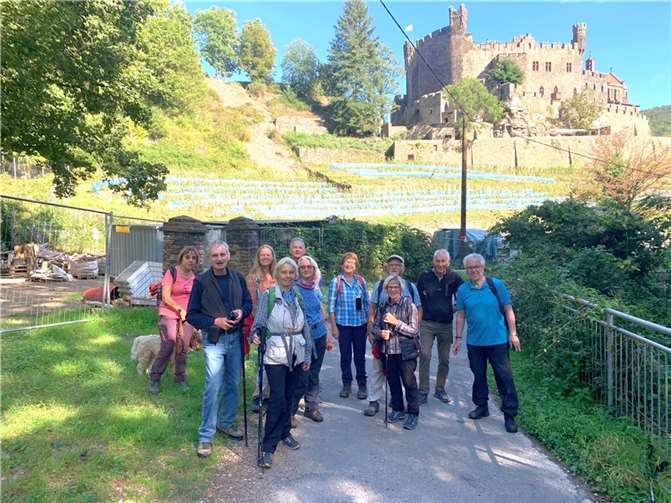 Die Gruppe vor der Burg Reichenstein  Foto: Eifelverein Remagen/Klara Rauwald