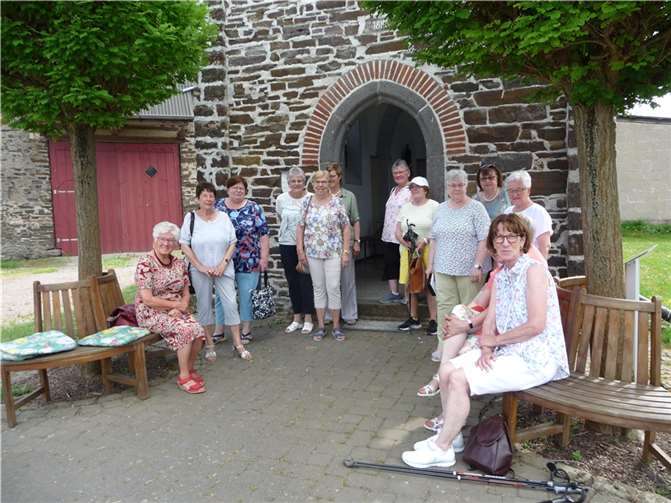 Die Gruppe vor der Kapelle auf dem Kergeshof. Quelle: kfd Löf