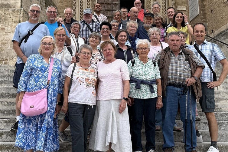 Die Gruppe vor der Kathedrale von Chieti.