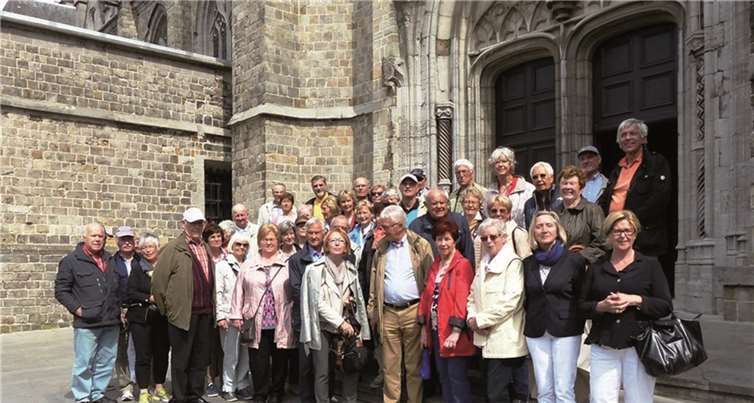 Die Gruppe vor der Kirche Sainte Waudru. privat