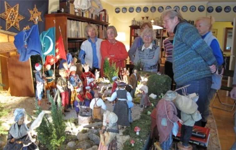 Die Gruppe vor der Krippe von Freiherr von Nordeck.privat