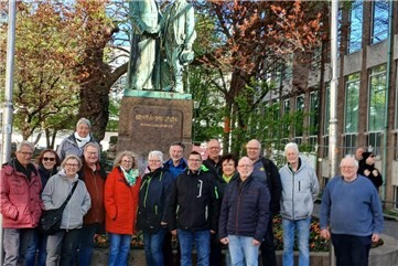 Die Gruppe vor der Minoritenkirche, am Kolping-Denkmal.