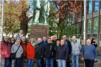 Die Gruppe vor der Minoritenkirche, am Kolping-Denkmal.