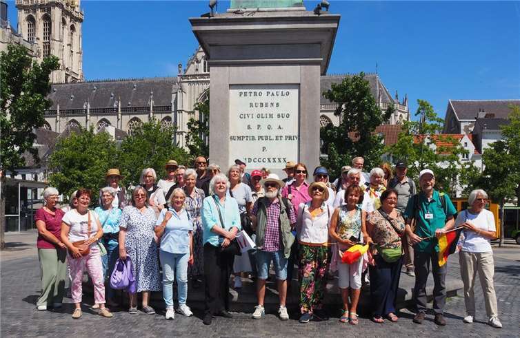 Die Gruppe vor der Statue des flämischen Barockmalers Peter Paul Rubens.  Foto: Nicole Verbessem