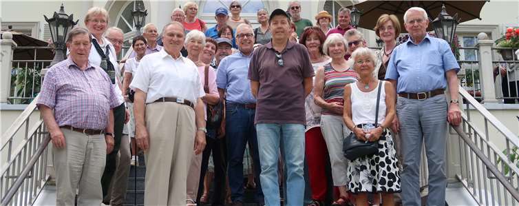 Die Gruppe vor der ehemaligen Botschaft von Südkorea, Villa Camphausen. Privat