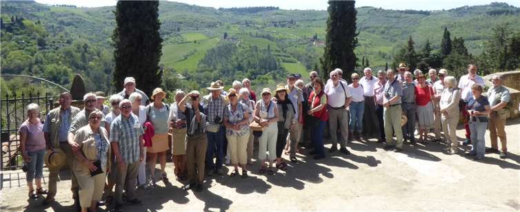 Die Gruppe vor typisch toskanischer Landschaft. privat