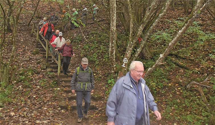 Die Gruppe wanderte über die stillgelegte Bahntrasse zum Drei-Mühlen-Wasserfall. privat