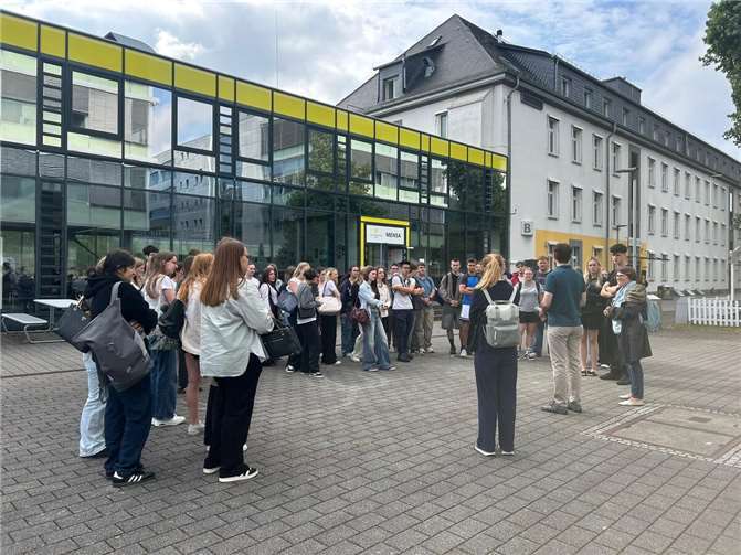 Die Gruppe wird an der Uni Koblenz in Empfang genommen.  Foto: privat