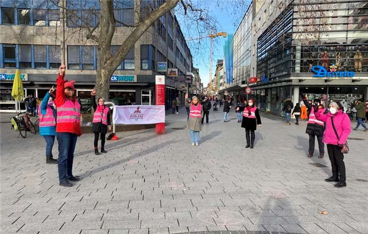 Die Gruppe, zehn Personen, traf sich anstelle der eigentlich geplanten Tanz-Demo mit vielen Engagierten und interessierten.Foto: privat