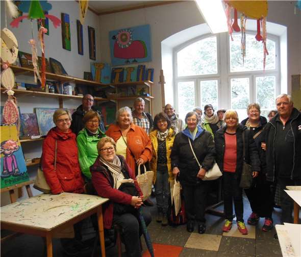 Die Gruppe zu Besuch im Offenen Atelier.privat