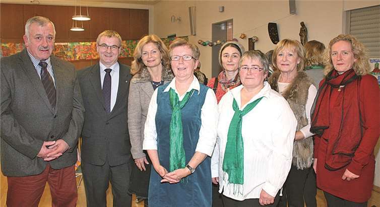 Die Gruppenleiterinnen Helga Holletzek (vorne l.) und Monika Ackermann konnten viele Ehrengäste zum 35-jährigen Bestehen der Mayener Selbsthilfegruppe nach Krebs begrüßen; darunter Landrat Dr. Alexander Saftig (2.v.l.) und die städtische Beigeordnete Martina Luig-Kaspari (3.v.l.). WE