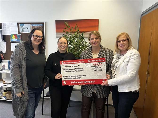 Die Gruppenleiterinnen der Kindergruppe „Helianthi“ danken den Mitarbeiterinnen und Mitarbeitern der Deutschen Rentenversicherung in Andernach für die großzügige Spende. (v.l.): Katja Szislowski-Reucker, Sarah Krämer, Katja Schmidt und Silvia Folkerts. Foto: Anke Wagner