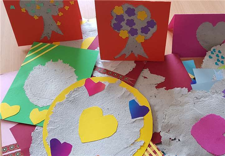 Die Grußkarten aus selbstgeschöpften Papier.Fotos: privat