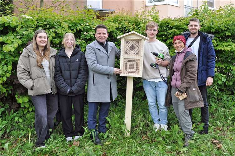Die „Guardians“ Annika Narrjes, Lucia Johna, Bürgermeister Holger Jung, Guardian Lukas Braun, Silvia Johna, Leiterin des NABU-Ferienfreizeiten-Teams, sowie Maximilian Mund, Vorsitzender des Vereins „Meckenheim blüht auf“, geben Wildbienen und Co. mit dem Insektenhotel ein neues Zuhause. Foto: Stadt Meckenheim
