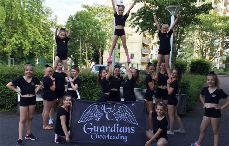 Die Guardians Cheerleading zeigen eine PyramideFoto: privat