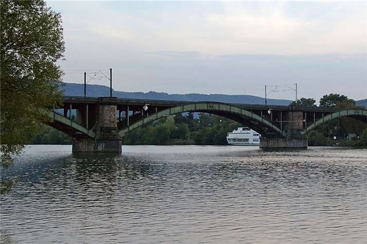 Die Gülser Eisenbahnbrücke in Koblenz. Foto: Holger Weinandt/Wikimedia