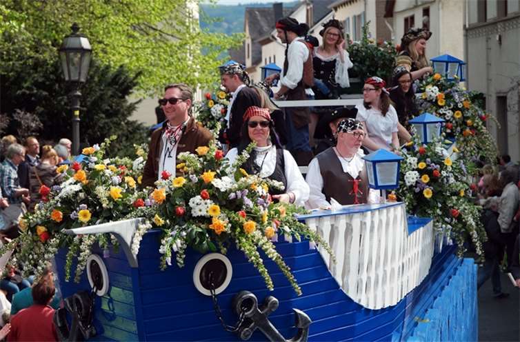Die Gülser Husaren mit ihrem großen Piratenschiff mit Confluentia Melina. ND