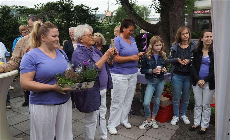 Die Gülser Seemöwen hatten 3333 Euro für die Umgestaltung und Bepflanzung des Platzes gespendet. Einen entscheidenden Anstoß gegeben hatten Anna Hähn und Anna-Carina Müller. Fotos: HH