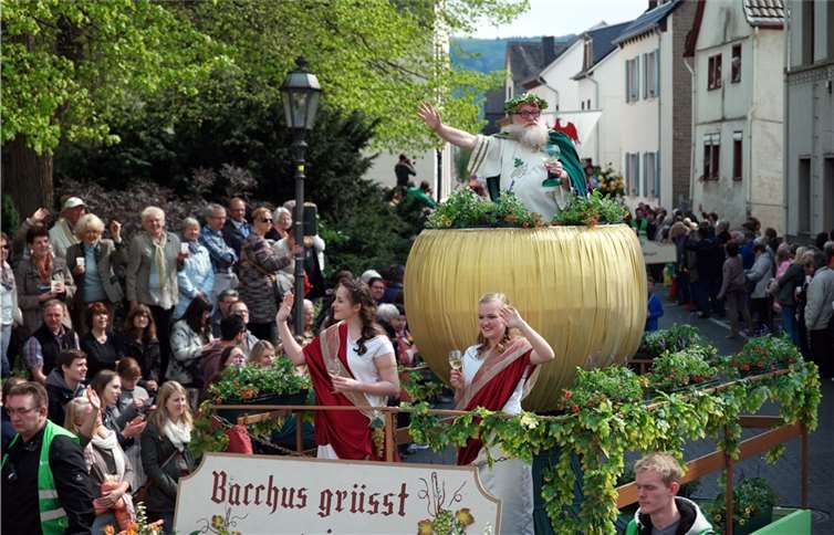 „Die Gülser Winzer, die das Blüten- und Weinfest mit dem besten Wein versorgen, präsentierten sich in der Rolle ihrer vorzeitlichen Berufskollegen“, so beschrieb sie der Moderator Werner Rosenbaum.