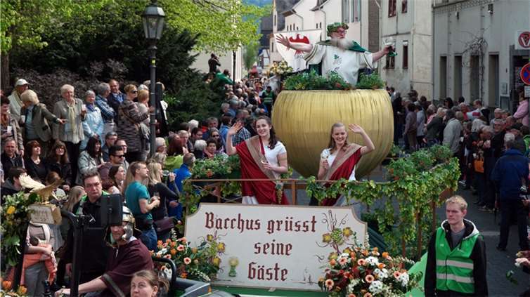 „Die Gülser Winzer, die das Blüten- und Weinfest mit dem besten Wein versorgen, ...