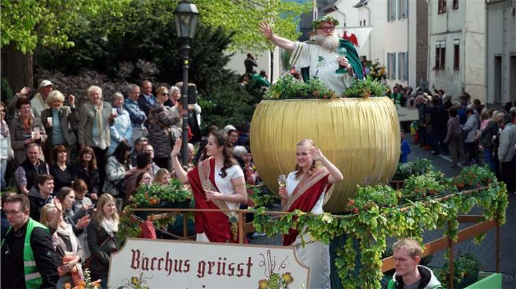 „Die Gülser Winzer, die das Blüten- und Weinfest mit dem besten Wein versorgen, ...