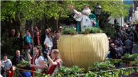 „Die Gülser Winzer, die das Blüten- und Weinfest mit dem besten Wein versorgen, ...