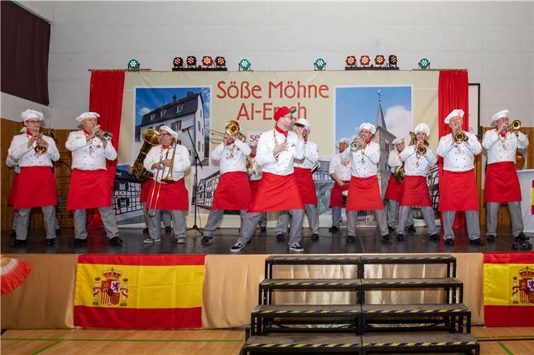 Die Gulaschkapell‘ aus Erpel heizte dem Saal gehörig ein.