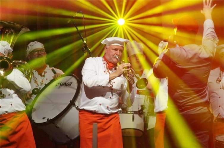 Die Gulaschkapell bietet eine energiegeladene Truppe von rund 20 Musikern und ein breites Repertoire von Klassikern bis zu modernen Hits der kölschen Karnevalsbands.  Foto: Gulaschkapell/Thomas Scheben