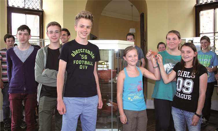 Die Gymnasiasten präsentieren ihr Paradestück, den Keramikfund mit CIL für Cilsinus, Töpfer im römischen Sinzig.  HG