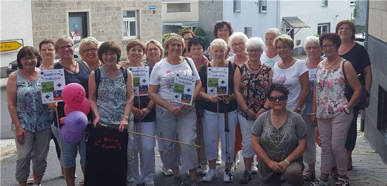 Die Gymnastikgruppe 50+ vor der Volkesfelder Gastwirtschaft „O’s Eck“. privat