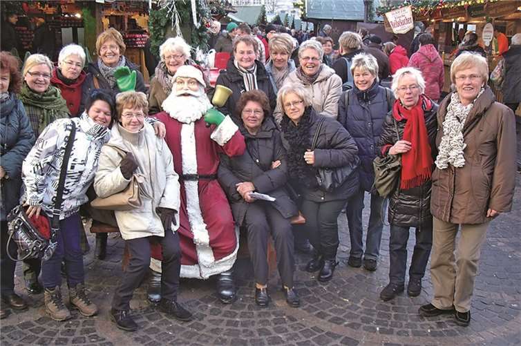 Die Gymnastikgruppe auf dem Bonner Weihnachtsmarkt.  Privat